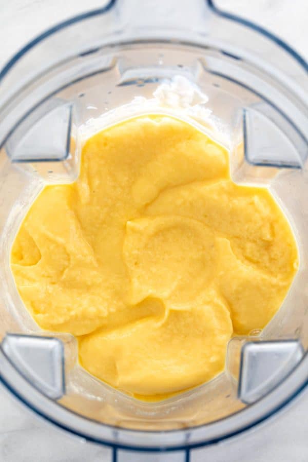 搅拌机填满果汁泥