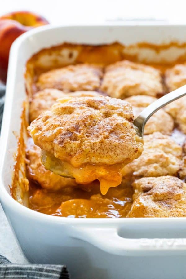 勺子举起桃子鞋匠从烘烤盘子出来