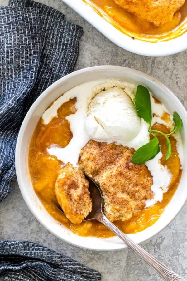 碗桃子鞋带和香草冰淇淋瓢