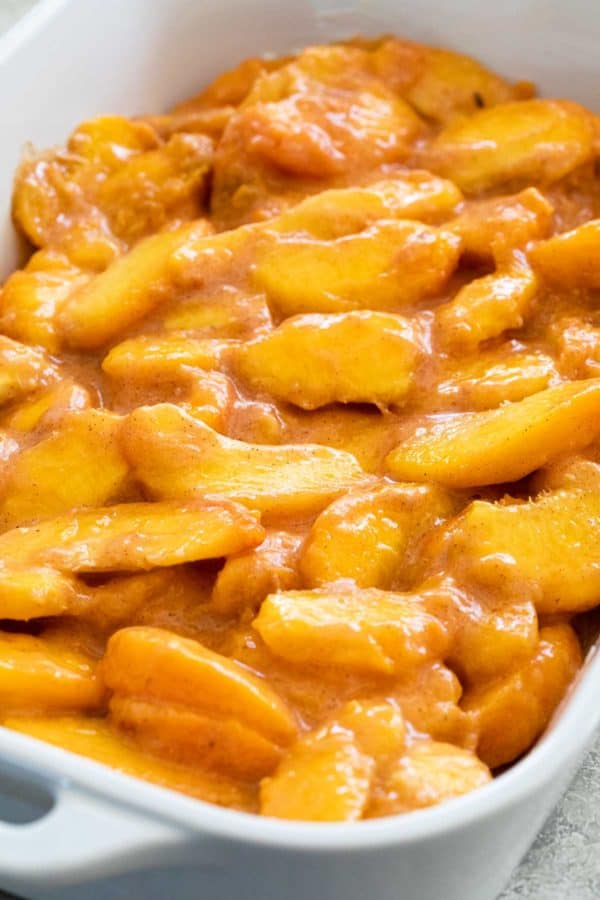 在烤盘中的桃子切片