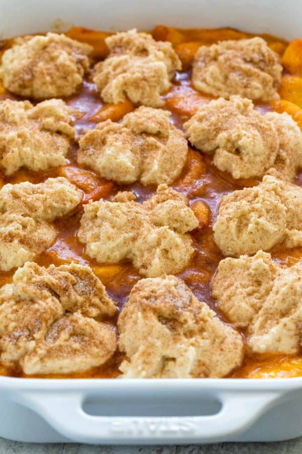 把面团放在桃子馅饼上