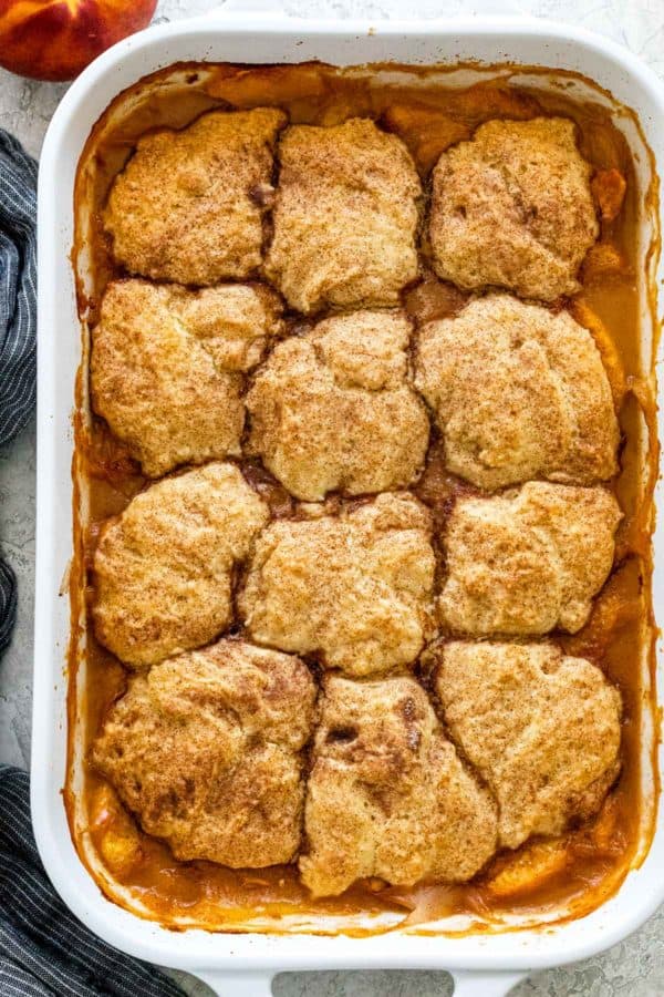 从上往下看,桃子馅饼在烤盘里