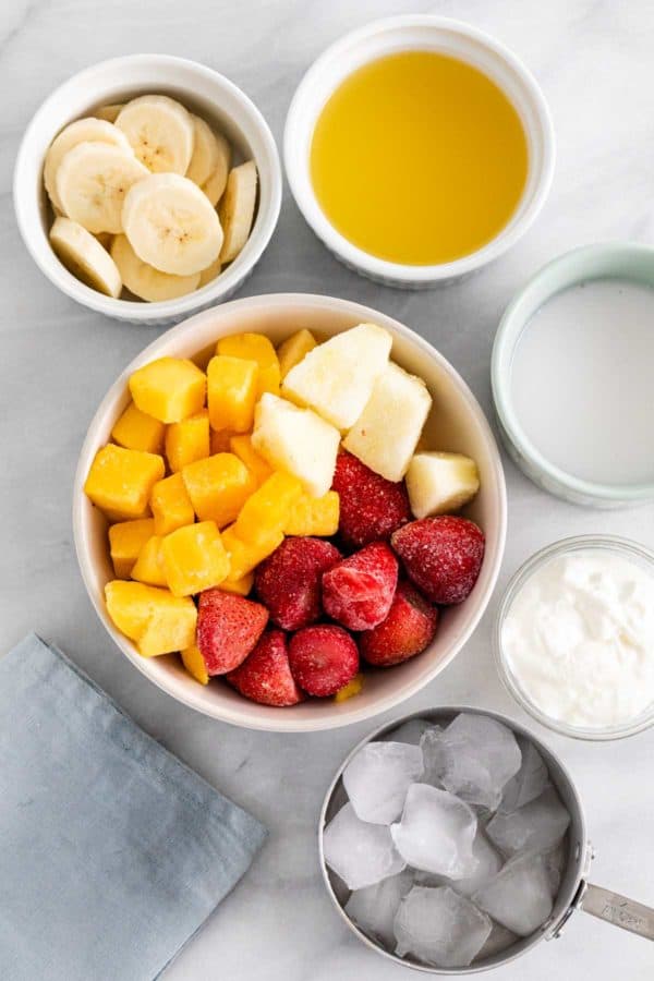 预先准备好的原料放在桌子上做冰沙