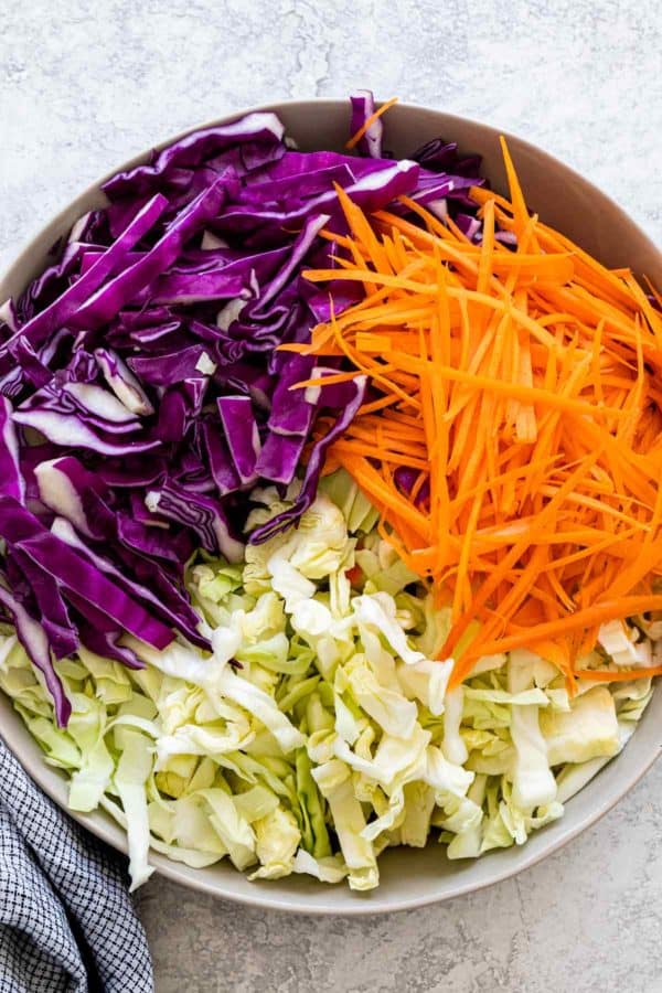 切碎的白菜和胡萝卜在碗里