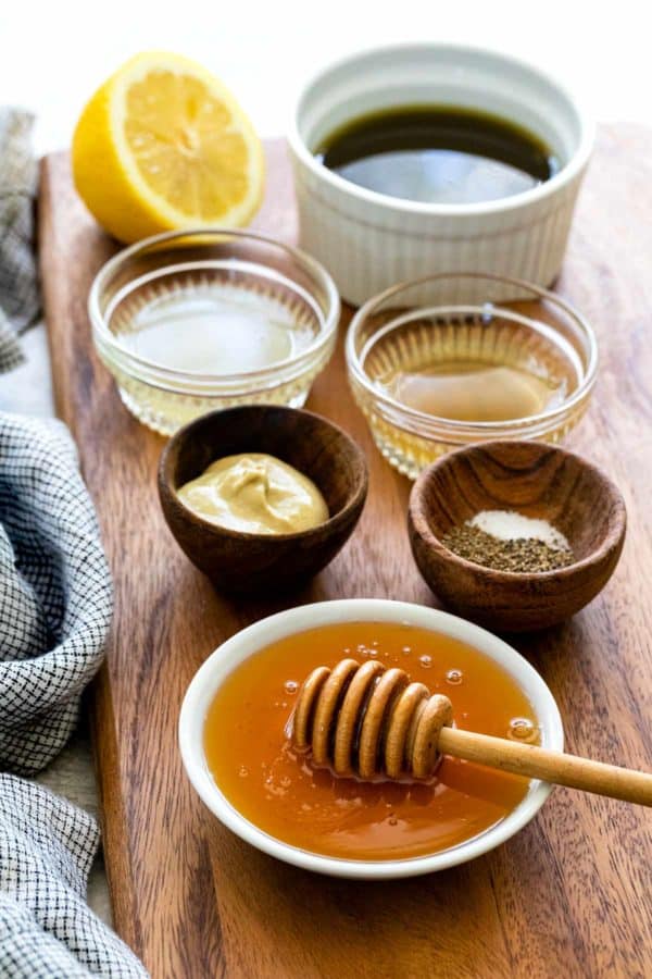 预先准备好的配料放在桌子上