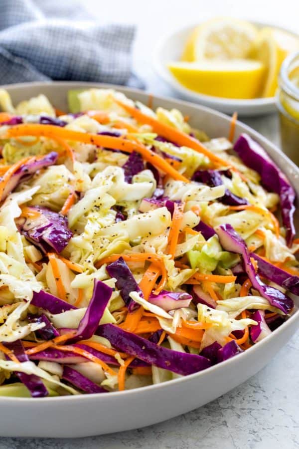 五颜六色的碎片在碗的蔬菜