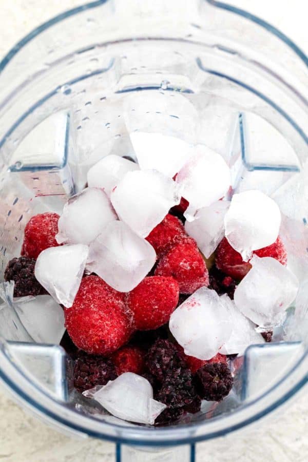 冰小崽和浆果在搅拌机帽子里面