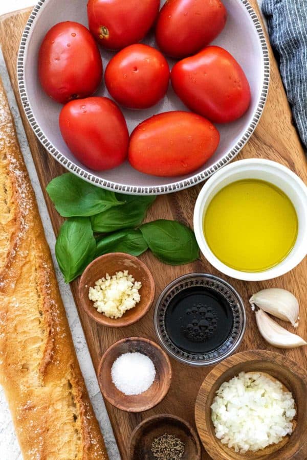 把配料放在桌子上做布氏面包