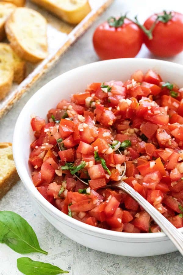 碗里填满意式烤面包