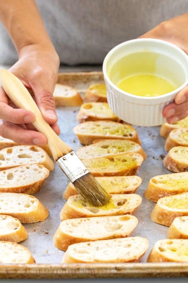 把橄榄油涂在面包片上