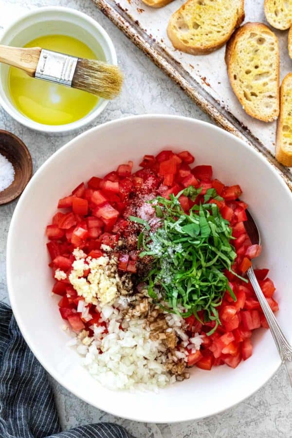 一碗西红柿丁、洋葱和罗勒