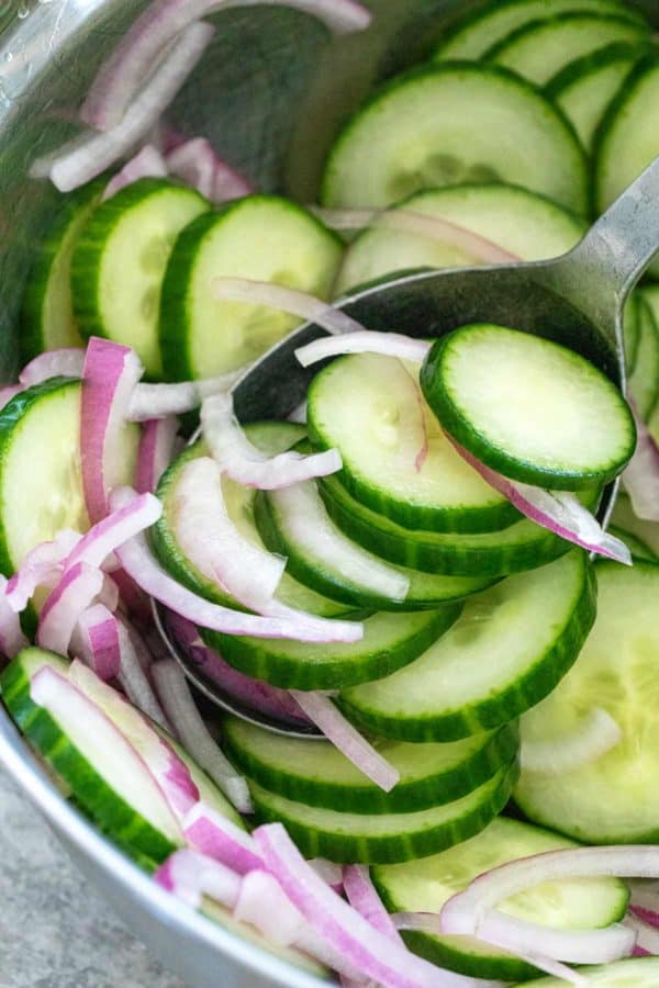 关闭切的黄瓜和红洋葱在一碗卤汁