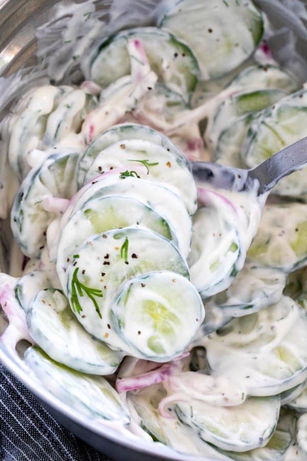 碗在乳脂状的沙拉酱扔黄瓜