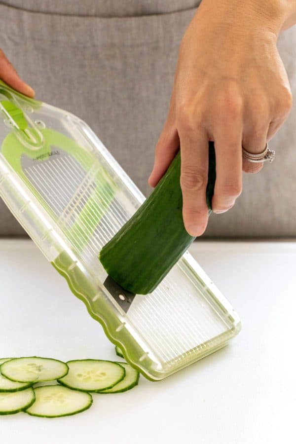 用手持曼陀林切片英国黄瓜