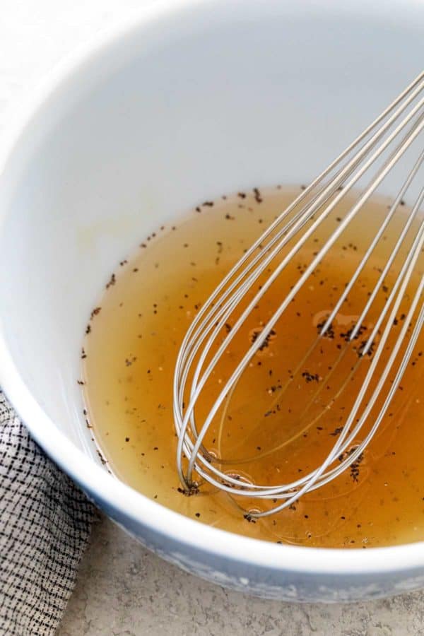 在一碗腌制的腌料里面搅拌