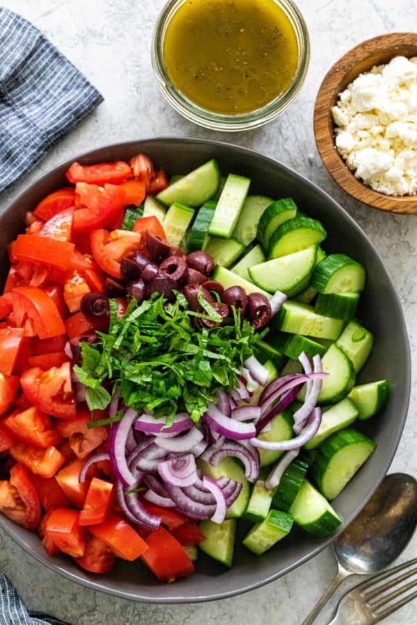 大碗西红柿,黄瓜,洋葱和橄榄