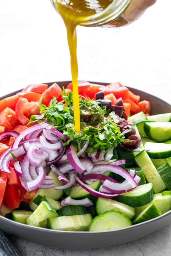 倾吐在一碗沙拉的醋汁