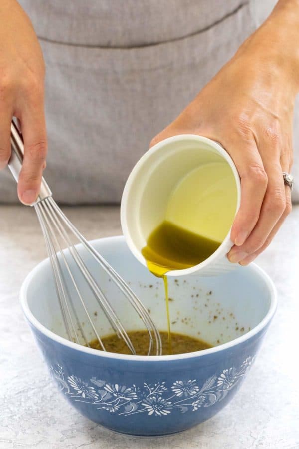 将橄榄油慢慢倒入搅拌碗中