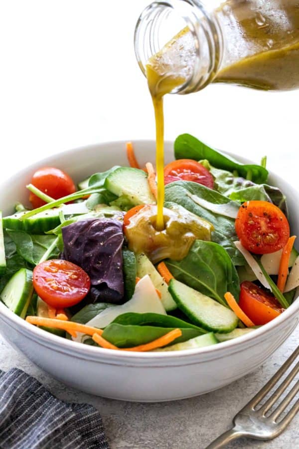 在一碗沙拉上浇意大利酱