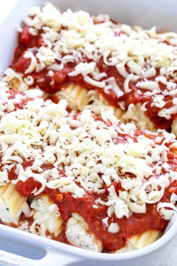 在砂锅里放上几管木薯饼,上面放着奶酪和沙司