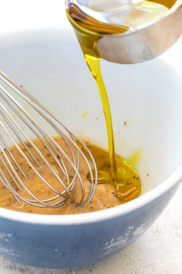 在碗里搅拌成分制作红葡萄酒醋汁