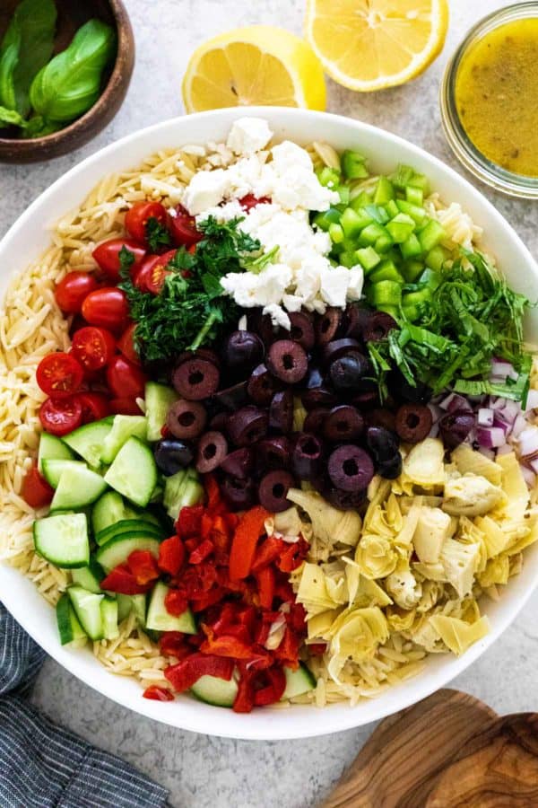 大碗未混合的蔬菜和意大利面