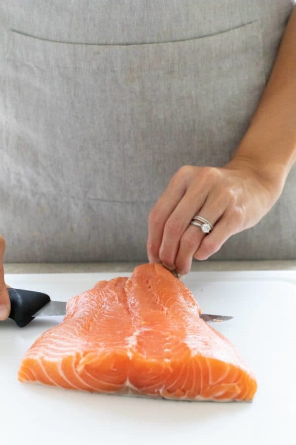 给鲑鱼片去皮的人
