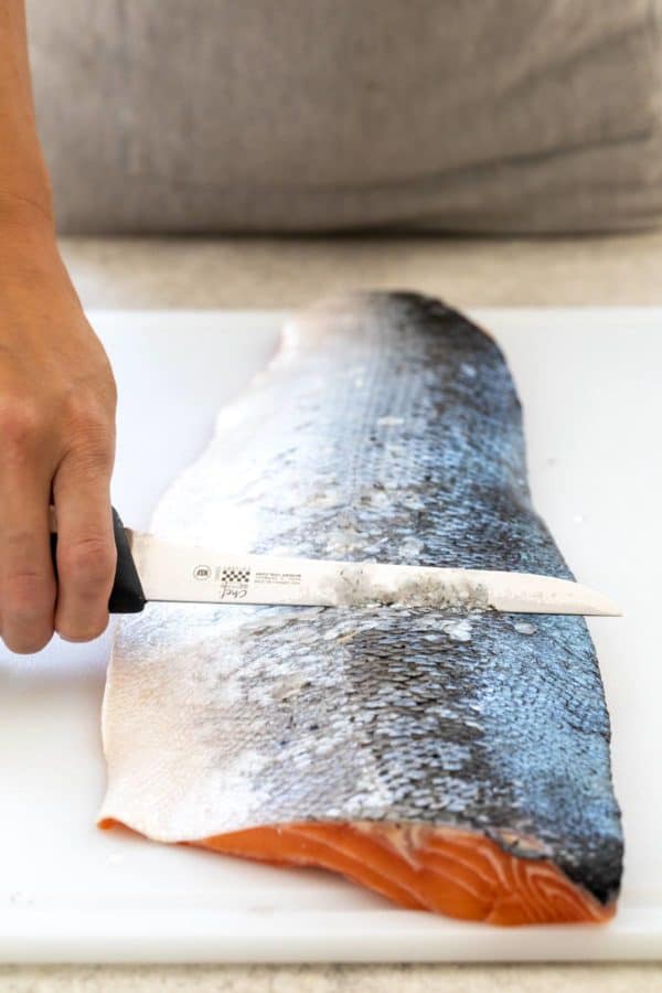 使用刀背上从鱼中取出鳞片