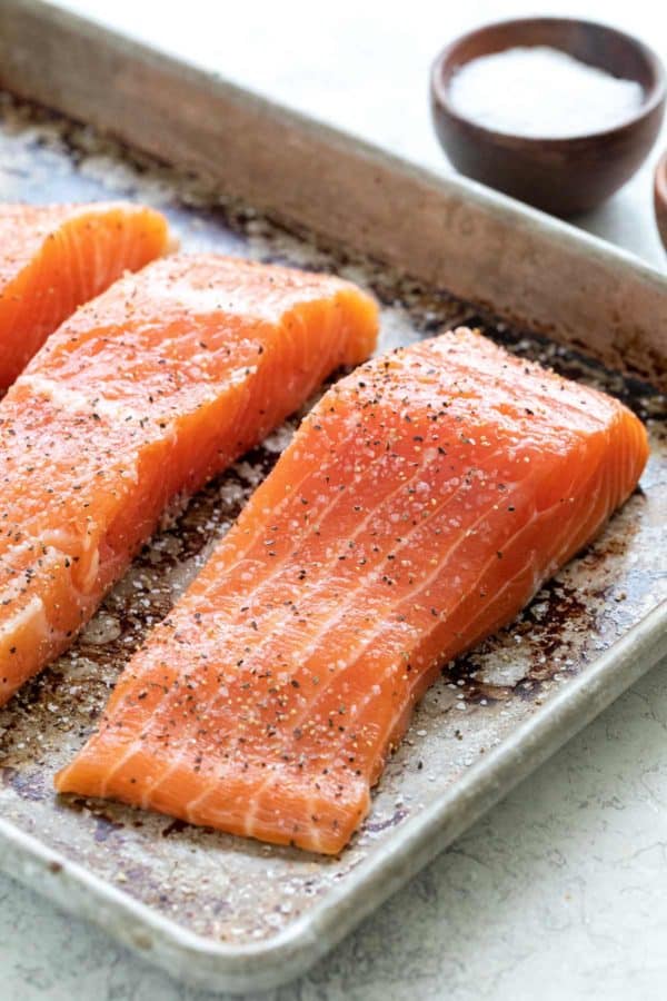 三文鱼片,用盐和胡椒调味