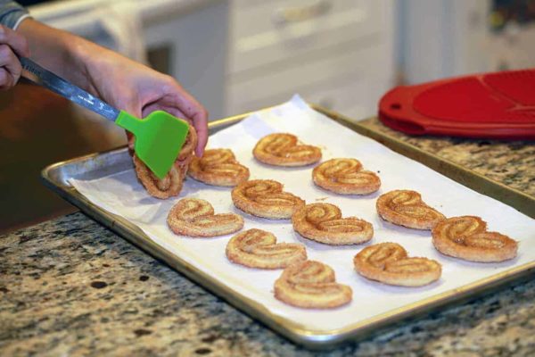 新鲜出炉的纸盘上的帕米尔饼干