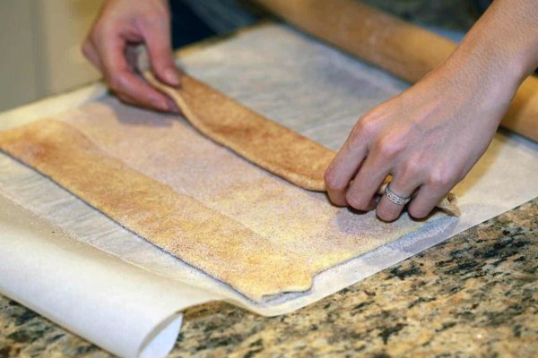 把酥皮在糖上折叠起来