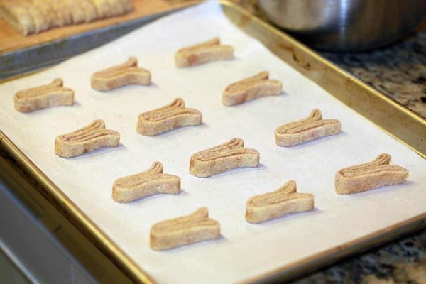 把饼干面团的顶部折成心形