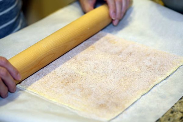 用擀面杖把糖捣成面团