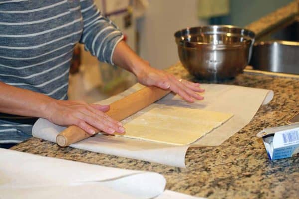 把帕米尔饼干面团擀出来