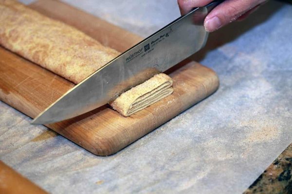 把面团切成饼干片