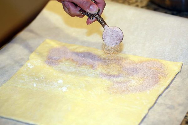 在甜饼面团上撒些糖