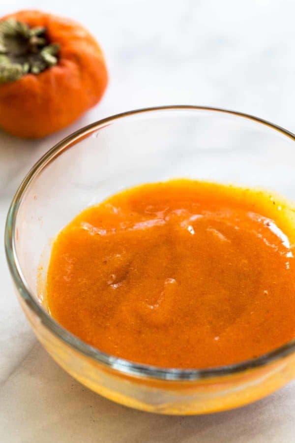 从一个小玻璃碗里的福宇柿子果实浆