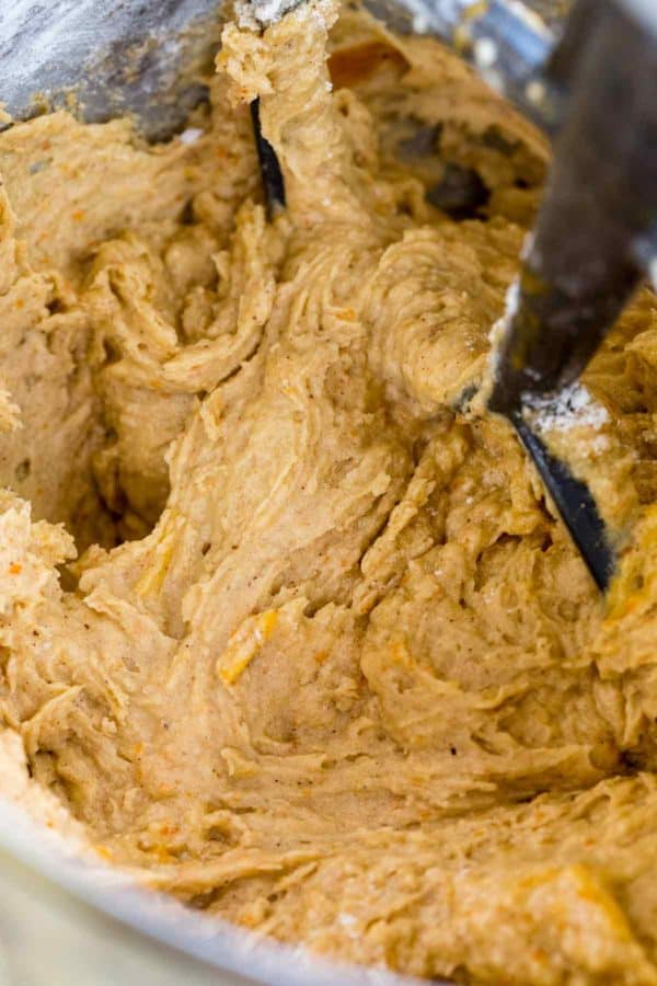 柿子饼干面团混合在碗里