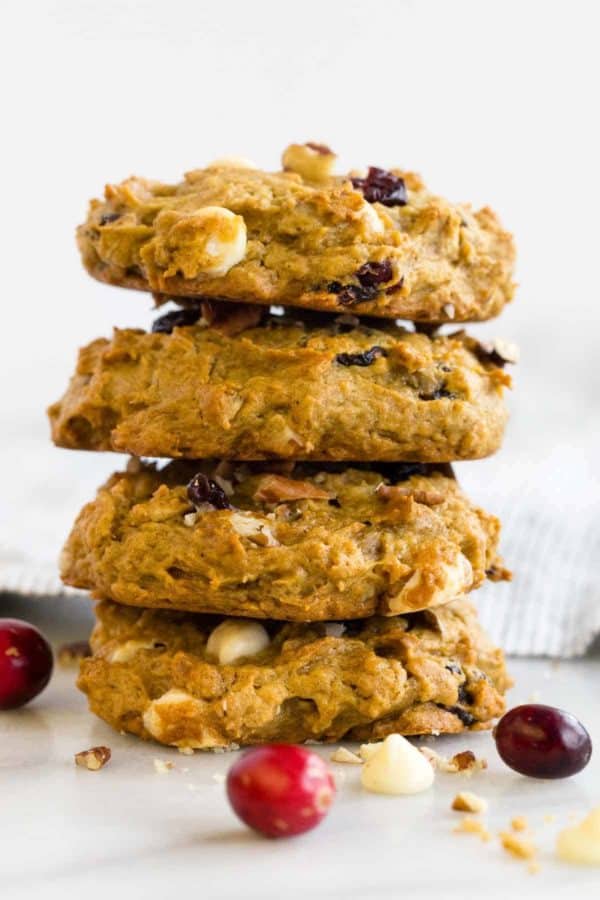 四个柿饼堆叠在彼此顶部