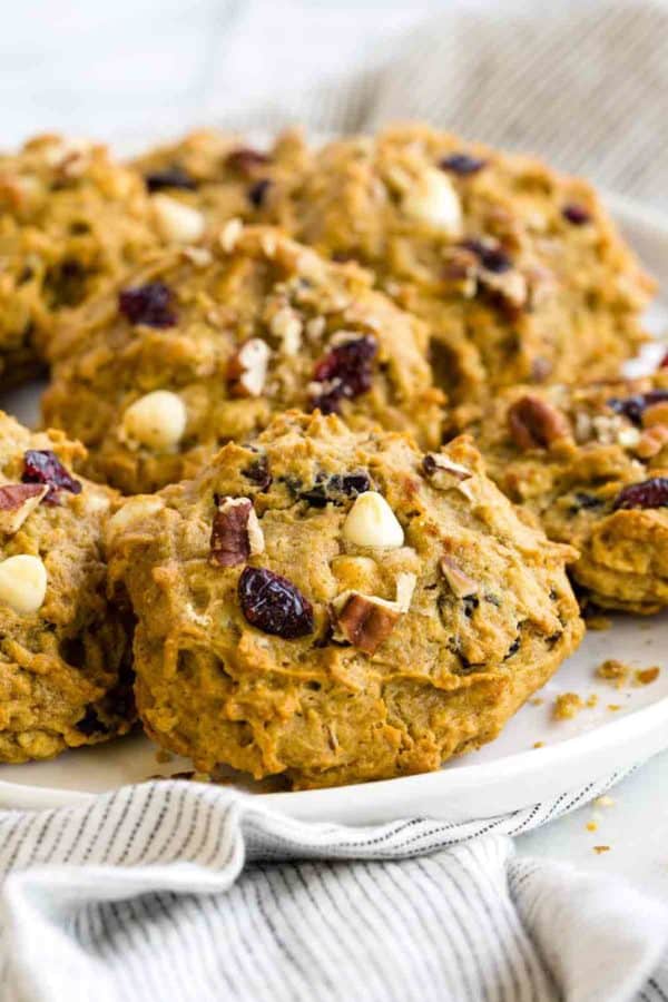 一种甜甜的柿子曲奇，有酸果蔓、白巧克力片和山核桃。一个完美的柔软和潮湿的待遇，使在假期！