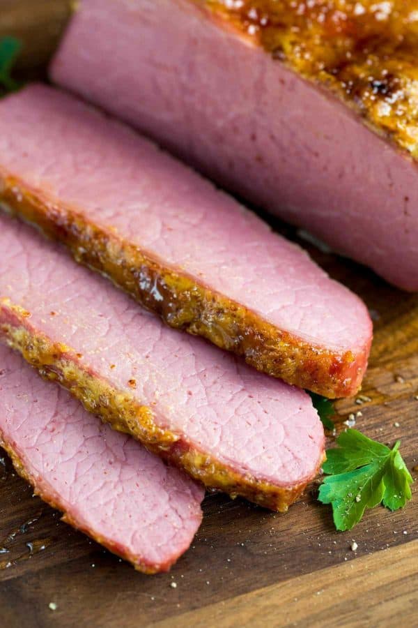 肉片放在木砧板上