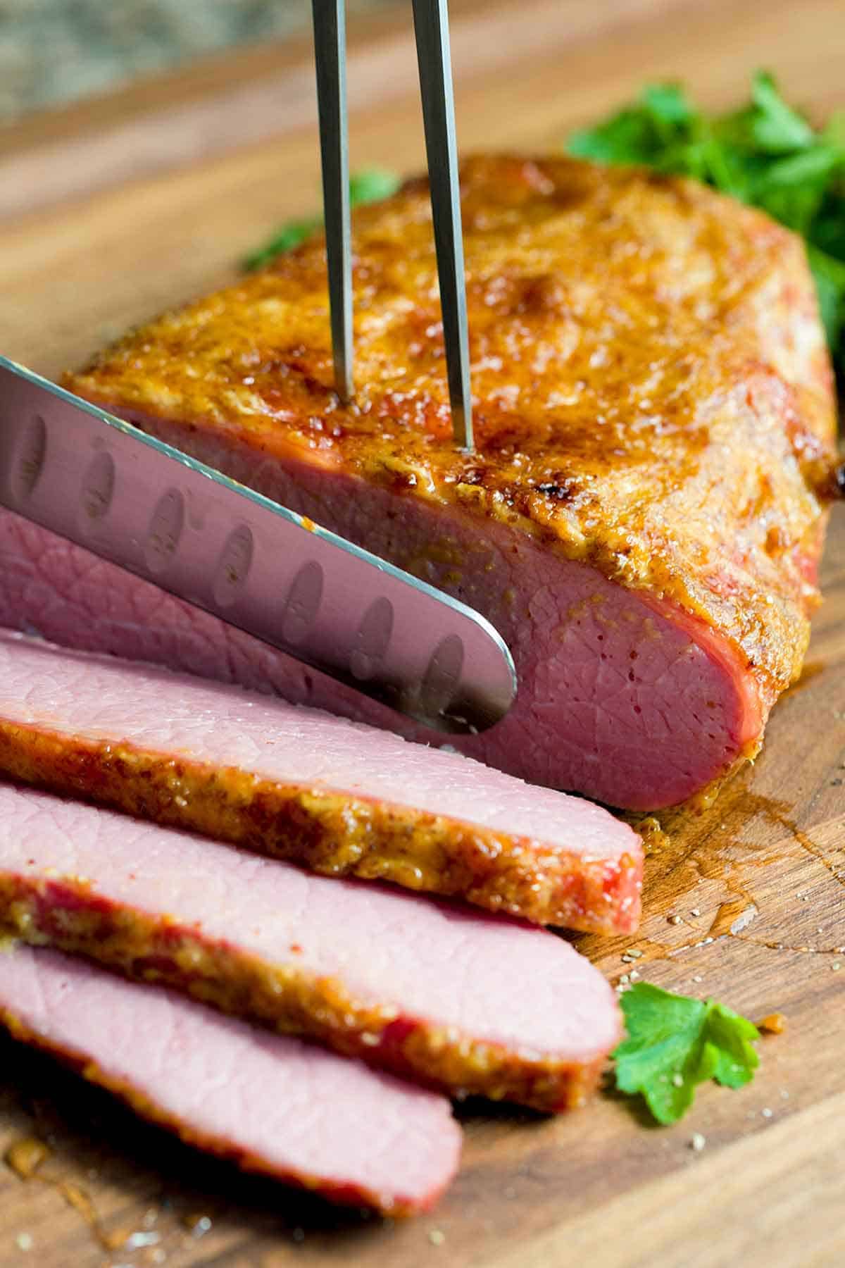 在砧板上用刀切肉