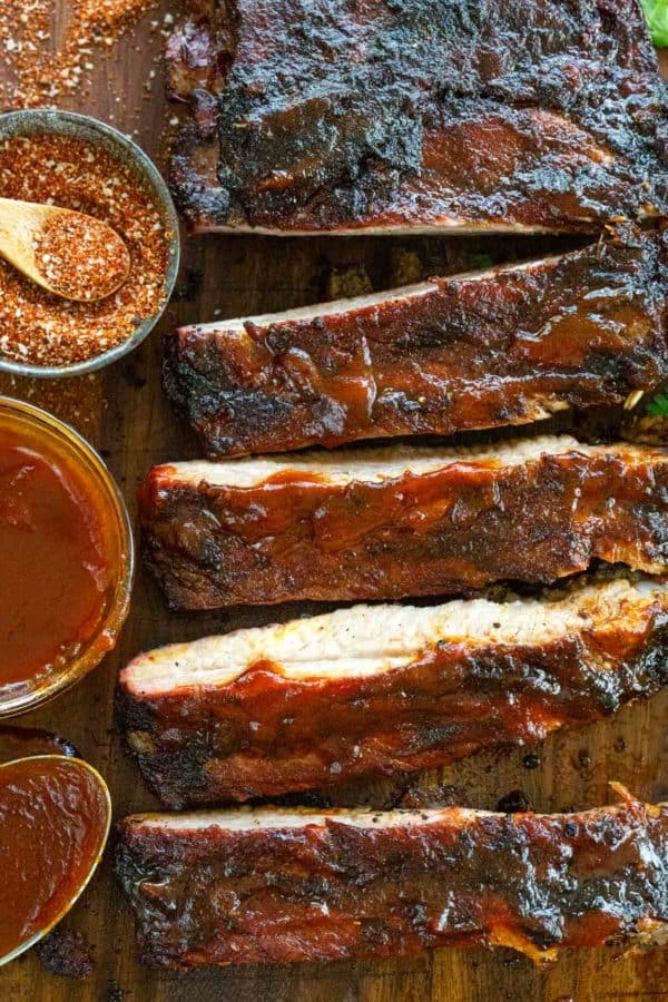 在切板的烤肉猪排