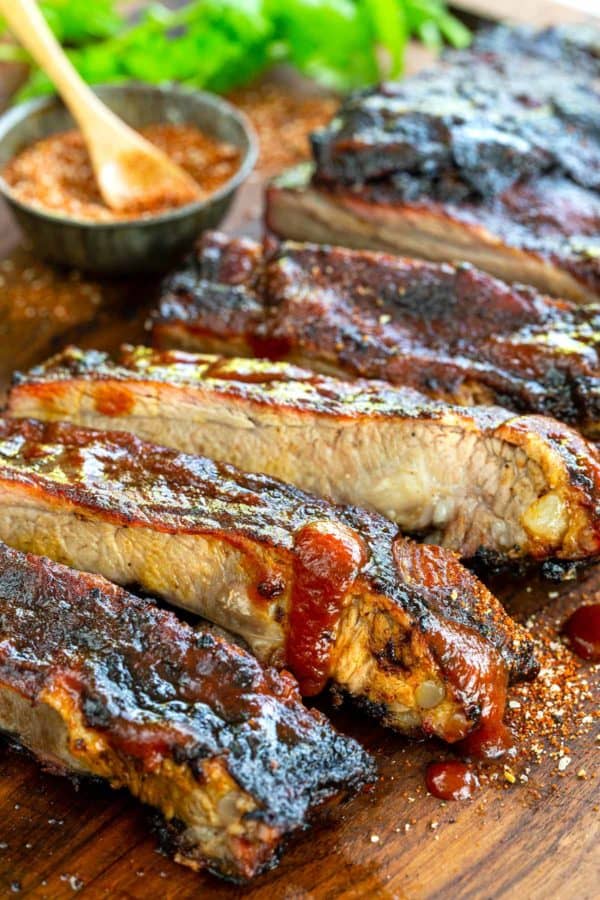 排骨切成切割板上的碎片