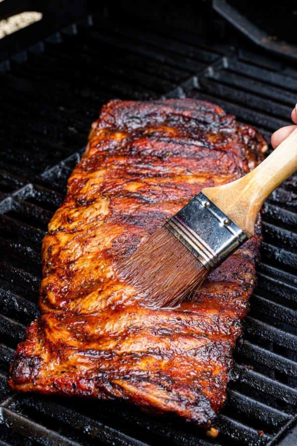 烤架上烤着的排骨