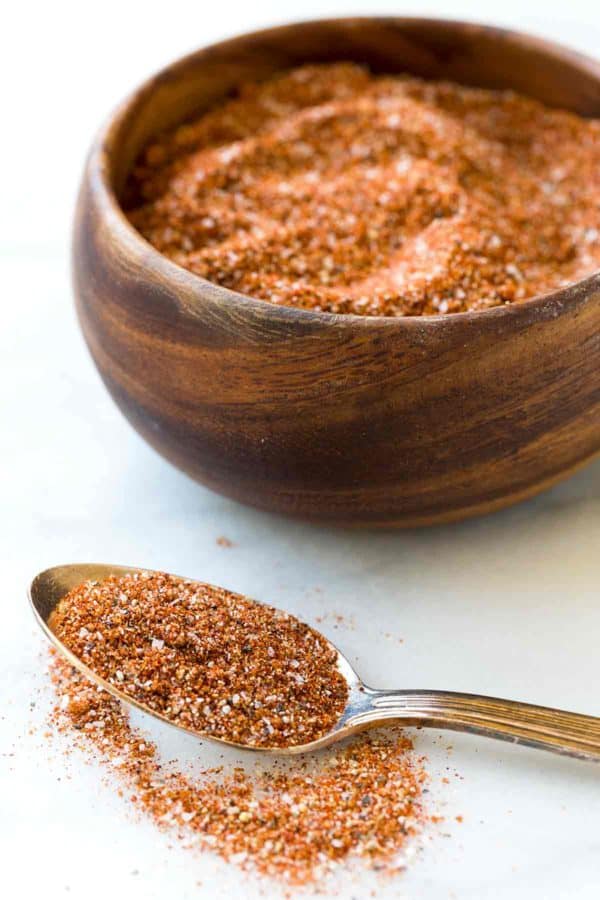 自创干燥摩擦香料在一个木瓶子和在匙子