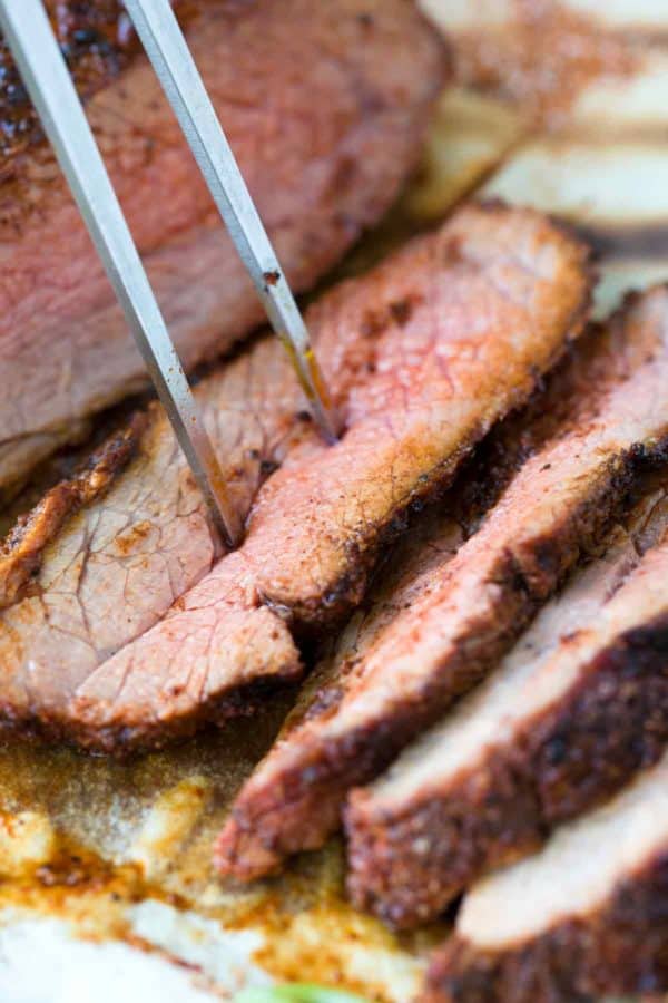 Santa Maria风格Tri The用雕刻叉子放在其中一个切片中