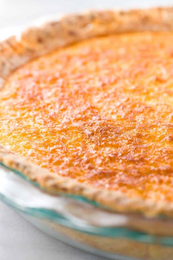 玻璃饼盘用在桌上的蛋糕饼