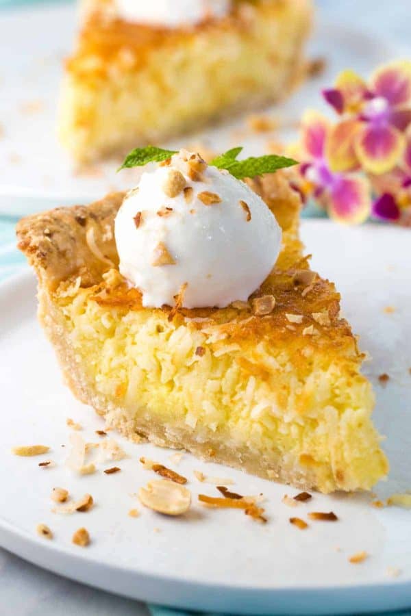 椰子乳蛋糕饼配方与片状地壳和鸡蛋乳蛋糕填装。这款热带甜点最好是温暖的香草豆冰淇淋。