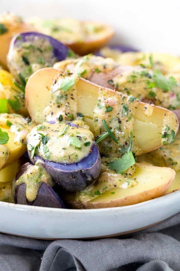 紫色和金色鱼子土豆与自制草本香醋敷料